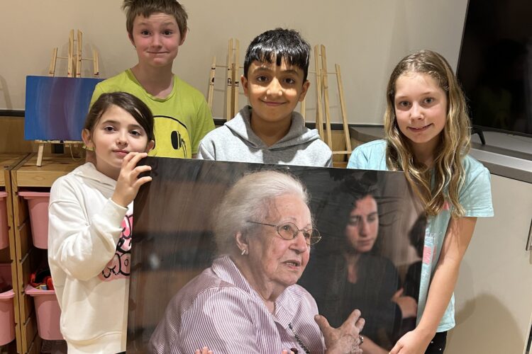 Portrait Erna de Vries von Kindern gehalten